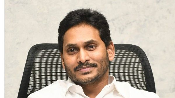 CM Jagan సైలెంట్ ఆపరేషన్ : ఆ నేతలకు ఆఫర్లు..టార్గెట్ 2024 : వైసీపీ సీనియర్లలో టెన్షన్...!!