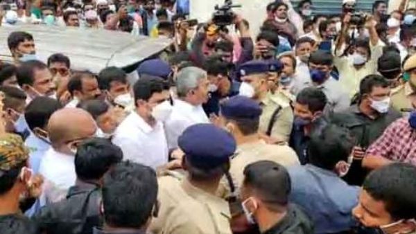 నారా లోకేష్ సహా మాజీ మంత్రుల అరెస్ట్: గుంటూరులో ఉద్రిక్తత, టీడీపీ, వైసీపీ శ్రేణుల తోపులాట