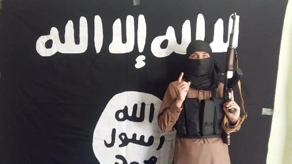 కాబూల్ విమానాశ్రయం జంట పేలుళ్లకు బాధ్యత మాదే: ఆత్మాహుతుడి ఫొటో రిలీజ్ చేసిన ఐఎస్