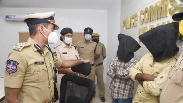 చదివింది ఎంబీఏ .. చేసేది చైన్ స్నాచింగ్ .. జల్సాల కోసం ఇద్దరు స్నేహితుల చోరీల బాట !!