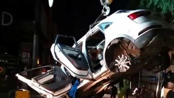 Audi Q3:ఖాళీ రోడ్డు..రాకెట్ స్పీడ్: స్ట్రీట్ లైట్స్‌కు ఢీ: ఎమ్మెల్యే కొడుకు-కోడలు సహా 7 మంది మృతి