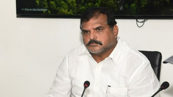 హైకోర్టులో రాజధానుల విచారణపై బొత్స కీలక వ్యాఖ్యలు-వాయిదా కోరడంపై అనుమానాలు ?