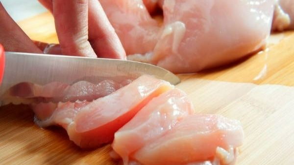 కోడి ధరకు రెక్కలు: శ్రావణ మాసంలో కూడా.. కారణాలివే..