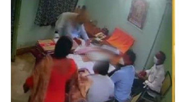 మట్టి కొట్టుకుపోతావ్.. రేయ్, పై అధికారిపై ఇసుక పోసి నిరసన..