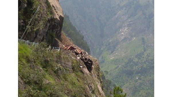 హిమాచల్ ప్రదేశ్ లో దారుణం-కొండచరియల కింద బస్సు-32 మంది ప్రయాణికులతో