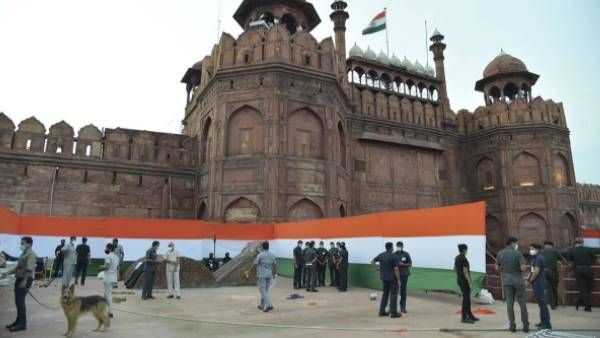 High alert: ఎర్రకోట, మెట్రో, రంగంలోకి షార్ప్ షూటర్లు, ఎన్ఎస్ జీ కమాండర్లు, 5 వేల మందితో !