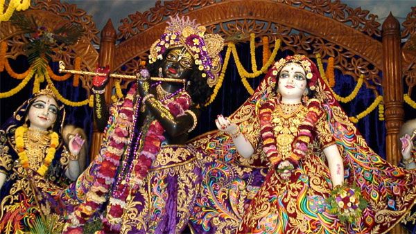 శ్రీ కృష్ణాష్టమి స్మార్ధ, వైష్ణవ సాంప్రదాయ వేడుకలలో వ్యత్యాసం 