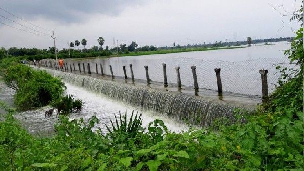 జంట జలశయాలకు పోటెత్తిన వరద, కేసీఆర్ పూడికతీసిన చెరువుకు జలకళ