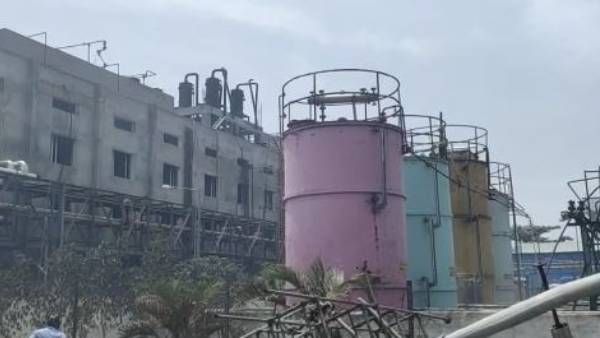 విశాఖ ఫార్మా సిటీలోని ఫ్యాక్టరీలో విష వాయువులు లీక్.. పరుగులు పెట్టిన స్థానికులు, ఫ్యాక్టరీ ముందు ఆందోళన