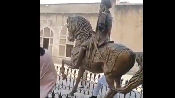 తాలిబన్ల అండ: పాకిస్తాన్‌లో ఒళ్లు విరుచుకుంటోన్న అల్లరిమూక: రంజిత్ సింగ్ విగ్రహం ధ్వంసం