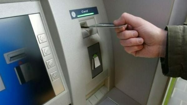 హై టెన్షన్: బ్యాంకులు, ఏటీఏం వద్ద జనం పడిగాపులు, నగదు కోసం పెద్ద క్యూ