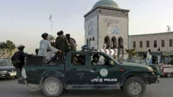 రూల్ ఫర్ ఆల్: బురఖా ధరిస్తోన్న జర్నలిస్టులు.. తాలిబన్ల ఏలుబడిలో ఇలా..