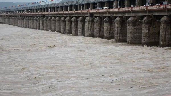 ప్రకాశం బ్యారేజీకి భారీగా వరద-రేపటికి 5 లక్షల క్యూసెక్కుల నీరు-పేర్నినాని హెచ్చరికలు