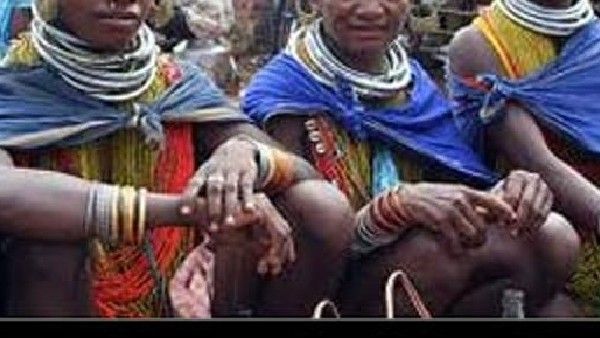 నేలపై ప్రసాదం-మోకాళ్లపై కూర్చొని నాలుకతో స్వీకరిస్తారు-వర్షాలు కురిసేందుకు గిరిజనుల వింత ఆచారం