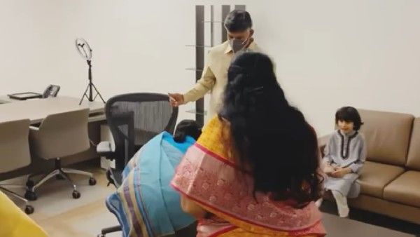 చంద్రబాబు కాళ్లు మొక్కిన కాంగ్రెస్ ఎమ్మెల్యే సీతక్క: దేవాన్ష్‌కూ: రాఖీ కట్టిన మాజీమంత్రులు