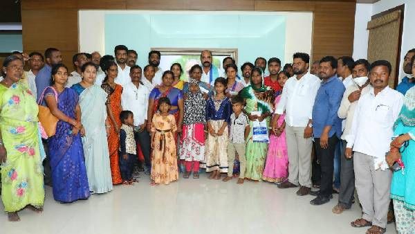 మాటిచ్చిన వెంటనే నెరవేర్చిన షర్మిళ.!ఫీల్డ్ అసిస్టెంట్ల కుటుంబాలకు ఆర్ధిక సాయం అందజేత.!