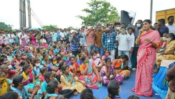 ఆదివాసీలను ఆగం చేసిన కేసీఆర్: వైఎస్ షర్మిల ఫైర్