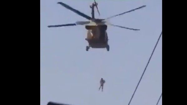 Shocking Video: అమెరికా వదిలివెళ్లిన ఛాపర్ లో తాలిబన్ల విహారం-వేలాడుతున్న శవంతో