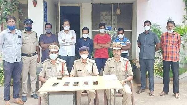 వామ్మో.. వీళ్లు మాములొళ్లు కాదు: రైతులను కూడా ఛీట్, ఇలా అరెస్ట్