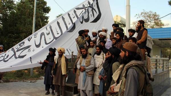 తాలిబన్ల పాలన: ఆప్ఘాన్ రాజధాని కాబూల్‌లో ఉగ్రవాదులు సంచారం, తాలిబన్ జెండాలతోనే..