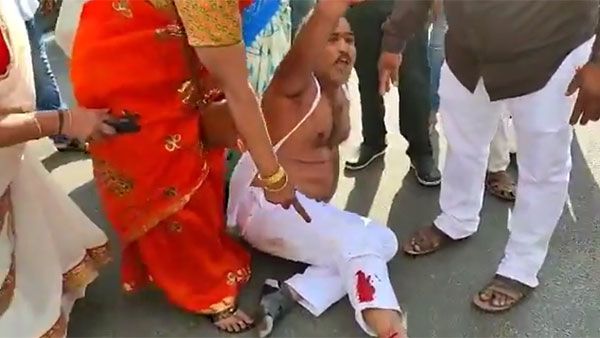 జాతీయ జెండాను అలా వదిలేసి..కొట్టుకున్న టీఆర్ఎస్-బీజేపీ నేతలు: చిరిగిన కార్పొరేటర్ చొక్కా