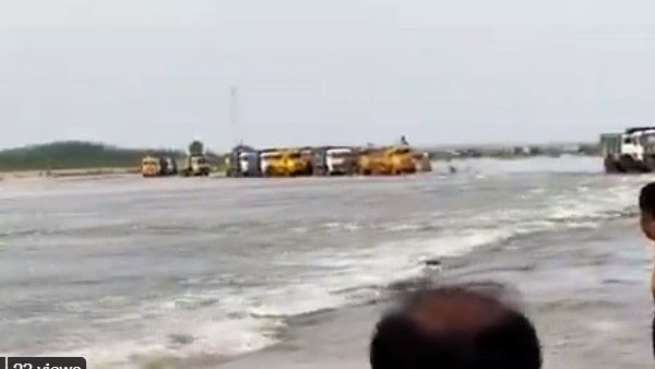 కృష్ణా నదిలో చిక్కుకున్న 200 లారీలు-ఇసుక తెచ్చేందుకు వెళ్లి-పడవల్లో డ్రైవర్లు బయటికి