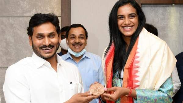 pv sindhu : జగన్ ను కలిసిన సింధు-మీ ఆశీర్వాదమే- వైజాగ్ అకాడమీ ప్రారంభించాలని సూచన