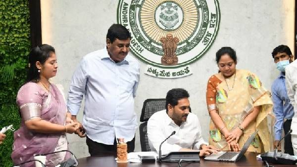 అగ్రిగోల్డ్ బాధితులకు నగదు జమ-దేశ చరిత్రలోనే ఇలా ఆదుకున్న దాఖలా ఎక్కడా లేదు- సీఎం జగన్ కీలక వ్యాఖ్యలు...