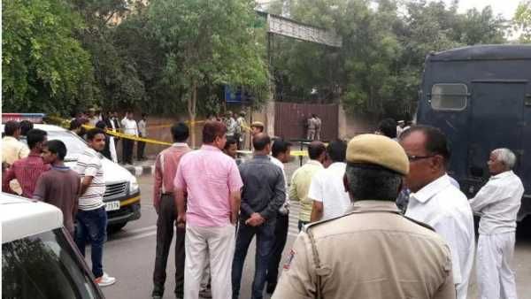 Rohini Court News Video: ఢిల్లీ కోర్టులో పట్టపగలే కాల్పులు: గ్యాంగ్‌స్టర్ జితేందర్ మృతి: జడ్జి ముందే..!!