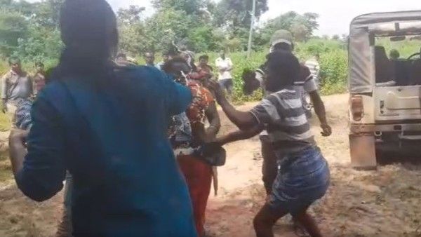 షాకింగ్: అటవీశాఖ అధికారులపై గిరిజన రైతుల పెట్రోల్ దాడి, కలకలం(వీడియో)