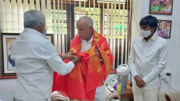 CM: కర్ణాటక సీఎం, మాజీ సీఎంను కలిసిన టీటీడీ చైర్మన్, బెంగళూరులో ప్రముఖ ఆలయంలో పూజలు !