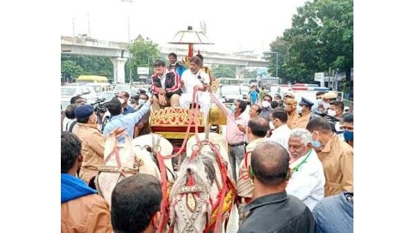 గుర్రపు బండిపై అసెంబ్లీకి కాంగ్రెస్ సభ్యులు: అడ్డుకున్న పోలీసులు ఉద్రిక్తత, బీజేపీ, టీఆర్ఎస్‌పై ఫైర్
