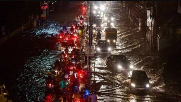 సిటీలో వర్షం.. జలమయమైన రహదారులు, ఉత్సాహంగా శోభాయాత్రలో పాల్గొన్న యూత్