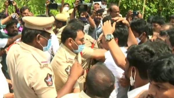 చంద్రబాబు ఇంటిని ముట్టడించిన వైసీపీ ; రాళ్ళ దాడి, లాఠీ చార్జ్ తో ఉద్రిక్తత : అయ్యన్న వ్యాఖ్యల చిచ్చు