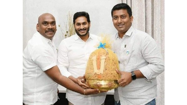 సీఎం జగన్‌కు బాలాపూర్ లడ్డూను కానుకగా ఇచ్చిన ఎమ్మెల్సీ రమేశ్ యాదవ్...