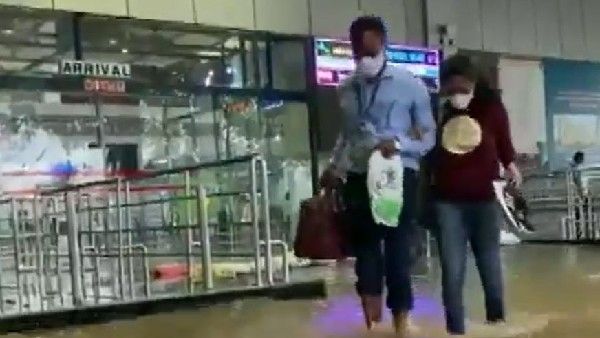 వీడియో: ఏకధాటిగా కుమ్మేసిన వర్షం: విశాఖ ఎయిర్‌పోర్ట్‌లో పోటెత్తిన వరద నీరు