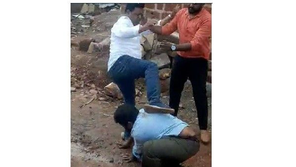 అమానుషం: గ్రామ సమస్యలపై ప్రశ్నిస్తే.. బూటు కాలితో తన్నిన సర్పంచ్(వీడియో)