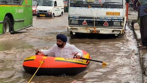 ఢిల్లీలో భారీ వర్షాలు: బోటు వేసుకుని తిరుగుతూ బీజేపీ నేత తజిందర్ సింగ్ బగ్గా నిరసన(వీడియో)