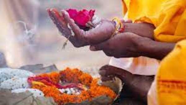 మహాలయ పక్ష: పురాణాలు ఏం చెబుతున్నాయి.. ఎలాంటి పూజలు చేస్తే లాభం చేకూరుతుంది..?