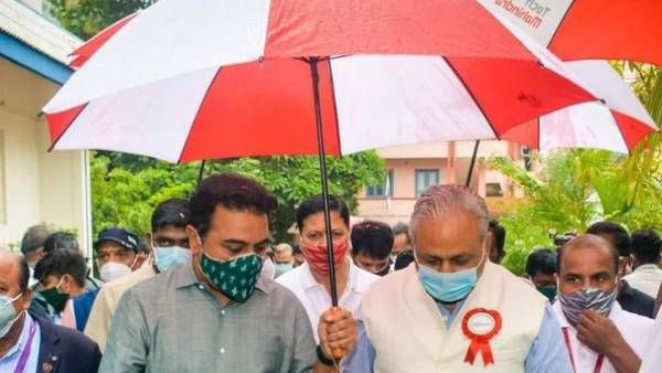 సీఈవో కి గొడుగు పట్టిన కేటీఆర్- వండర్ ఫుల్ : సోషల్ మీడియాలో వైరల్ : ఫైర్ బ్రాండ్ సైతం..!!