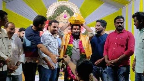 వావ్.. గణనాథుడి లడ్డూ దక్కించుకున్న ముస్లిం యువకుడు..