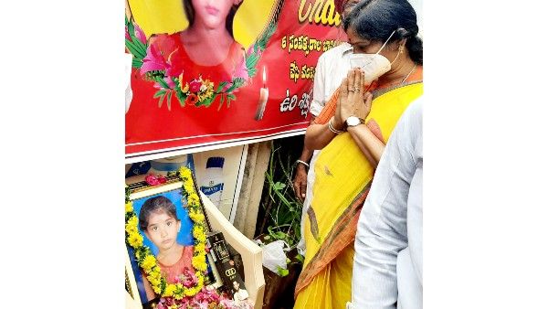 కేటీఆర్, కవిత.. చైత్ర ఫ్యామిలీ రోదన వినిపించడం లేదా: ఇందిరా శోభన్