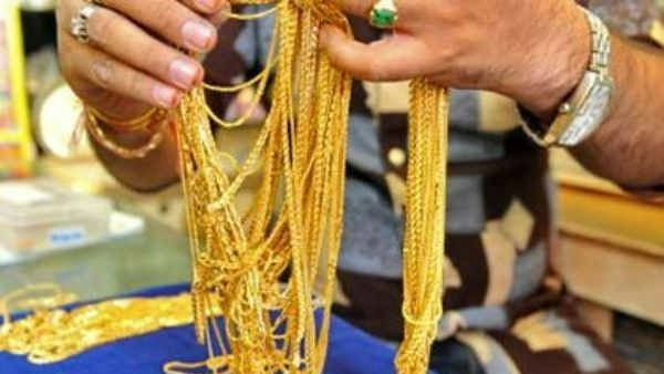 బాపట్ల బీవోబీలో రూ. 2 కోట్ల విలువైన బంగారం చోరీ: అటెండరే ప్రధాన సూత్రధారి