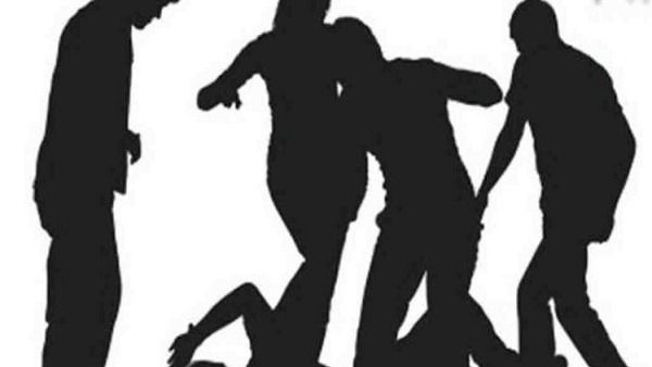 ప్రేమిస్తే సినిమా సీన్ రిపీట్: ప్రేమ జంటను నమ్మించి ఇంటికి పిలిచి .. సుత్తి, రాడ్లతో యువకుడిపై దాడి