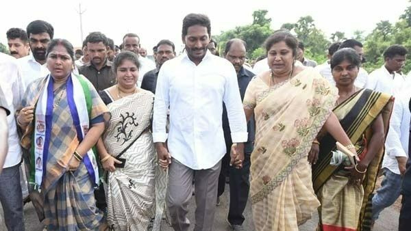 సీఎం జగన్‌ ప్రజాదరణ ఏ స్థాయిలో ఉంది : విపక్ష పార్టీల ఓట్ షేర్ ఏంత : పబ్లిక్ పల్స్ లెక్కలు-వాస్తవాలు..!!