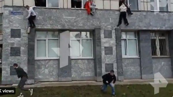 Russia University: విద్యార్థులపై బుల్లెట్ల వర్షం: కిటికీ నుంచి దూకి..పరుగులు తీసిన స్టూడెంట్స్