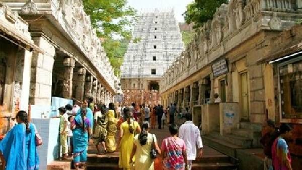 బ్లాక్‌లో స్పెషల్ దర్శన టికెట్లు ..టీటీడీ జూనియర్ అసిస్టెంట్ సహా దళారుల అరెస్ట్