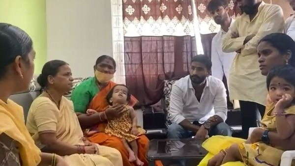 జైల్లో తీన్మార్ మల్లన్న ; ఇంట్లో పరిస్థితి చూసి షాక్ అయిన సీతక్క ; మల్లన్న బిడ్డను చూసి భావోద్వేగం !!