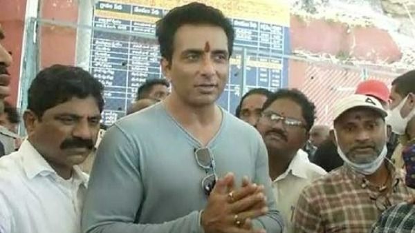 బెజవాడ కనక దుర్గమ్మను దర్శించుకున్న సోనూ సూద్: అమరావతి రైతులకు మద్దతు