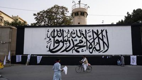 అక్కడ తొలిసారిగా ఎగిరిన తాలిబన్ల జెండా: అమెరికాకు ఘాటు రిప్లయ్